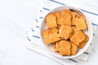 tost sarımsak ekmek plaka üzerinde