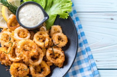 Kızarmış squids ve ahtapot (kalamar) soslu - sağlıksız gıdalar