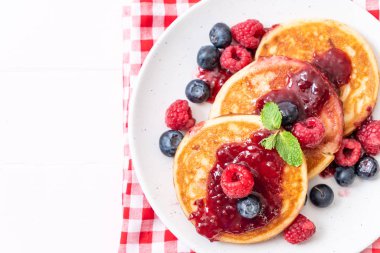 Taze ahududu ve yabanmersinli gözleme.