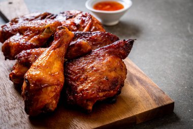 Masada ızgara ve ızgara tavuk.