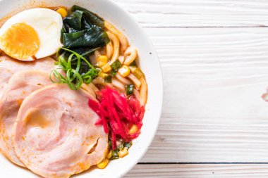 Baharatlı miso udon ramen noodle ile domuz eti - Japon gıda tarzı