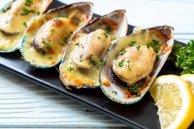 Peynirli taze midye.