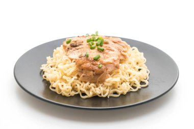 Beyaz arka plan üzerinde izole Kızartma tavuk şehriye