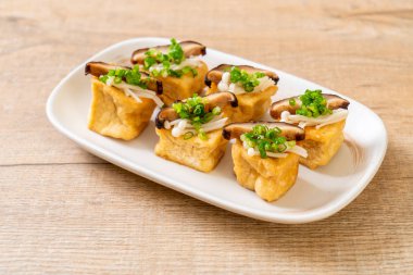 Shitake Mantarlı ızgara Tofu ve Altın İğne Mantarı - sağlıklı, vejetaryen veya vejetaryen yemek tarzı