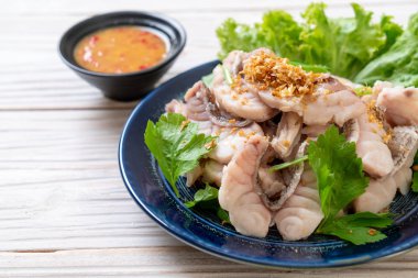 Soslu ve sebzeli haşlanmış balık sosu.