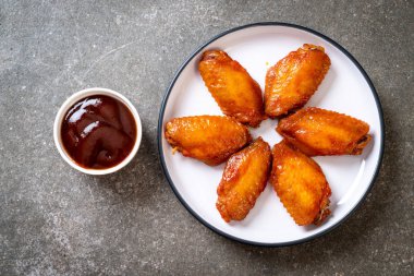 Barbekü tavuk kanadı sosu ile