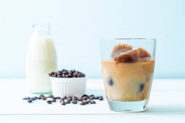 ahşap masa üzerinde sütlü kahve buz küpleri