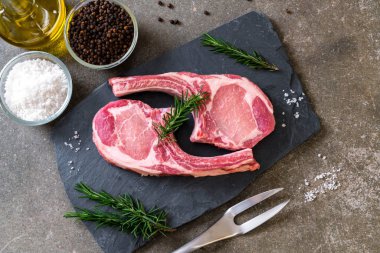 taze domuz pirzolası ham madde ile