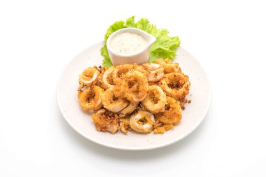 Kızarmış squids ve beyaz arka plan üzerinde izole soslu ahtapot (kalamar)