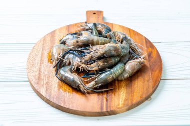 kesme tahtası üzerinde taze mavi karides