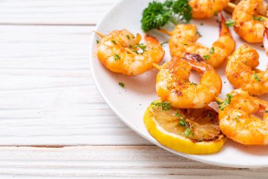 Limon - deniz ürünleri tarzı ile ızgara kaplan karides şiş