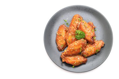 pişmiş Barbekü tavuk kanadı ile Beyaz Susam beyaz arka plan üzerinde izole