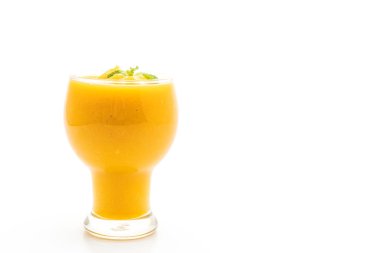 Beyaz arka plan üzerinde izole taze mango smoothies