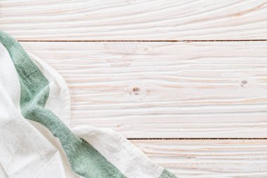 ahşap arka plan üzerinde mutfak bezi (peçete)