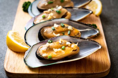 deniz ürünleri midye limon ve sarımsak ile