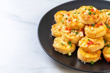 Sahanda yumurta yumuşak tofu sarımsak - sağlıklı, vegan ve sebze gıda tarzı