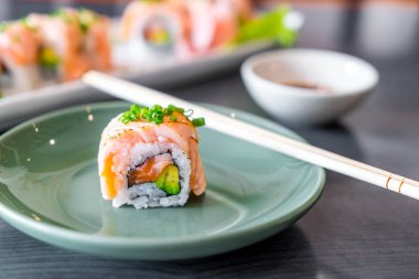 ızgara somon suşi roll - Japon gıda tarzı