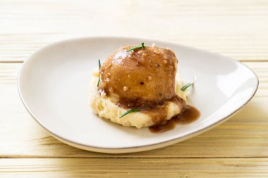 Ev yapımı soslu patates püresi.