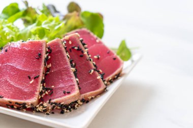 Taze ton balığı ve sebze salatası. Sağlıklı yemek.