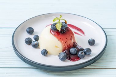 yoğurt puding taze yaban mersini - sağlıklı yemek ve tatlı ile
