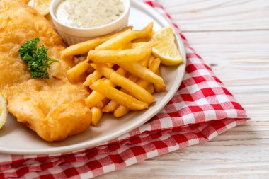Balık ve patates kızartması. Sağlıksız yiyecekler.