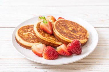 taze çilek ile sufle gözleme