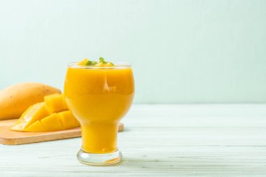taze mango smoothies - sağlıklı yiyecek ve içecek konsepti