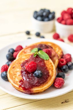 Taze ahududu ve yabanmersinli gözleme.