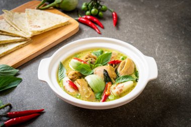 Roti ve yeşil köri tavuk - Müslüman gıda