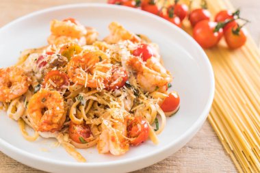 leziz spagetti karides, domates, fesleğen ve peynir - İtalyan gıda tarzı