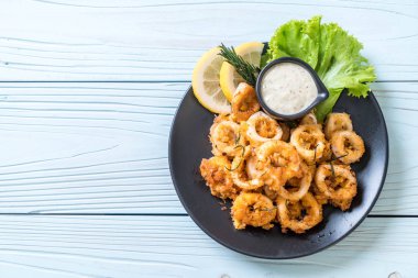 Kızarmış squids ve ahtapot (kalamar) soslu - sağlıksız gıdalar