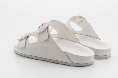 Kadınlar beyaz arka plan üzerinde izole sandalet deri