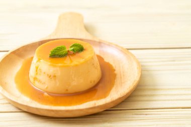 Naneli ev yapımı karamel kremalı puding.