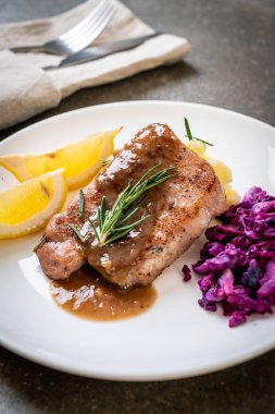 kırmızı lahana ve patates püresi beyaz plaka üzerinde domuz eti biftek