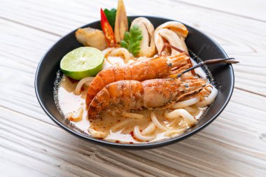 Baharatlı karides udon ramen noodle (Tom Yum Goong) - Japon füzyon gıda tarzı