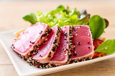 Taze ton balığı ve sebze salatası. Sağlıklı yemek.