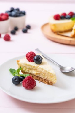 Ev yapımı cheesecake taze ahududu ve yaban mersini ile