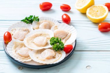 Ahşap tahta üzerinde taze kabuk tarak