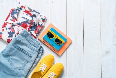 Gezgin, yaz tatili ahşap arka plan üzerinde erkek casual kıyafetler