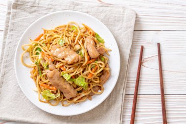 tavada kızartılmış yakisoba noodle pork - Asya gıda tarzı ile