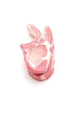 Beyaz arka plan üzerinde izole pirzola çiğ