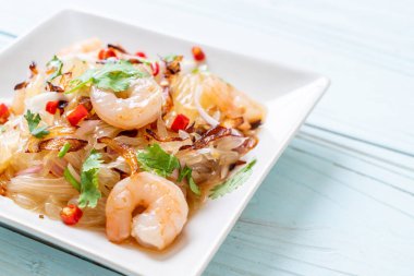 karides ve karidesli baharatlı pamelo salatası. Füzyon yiyecek tarzı.