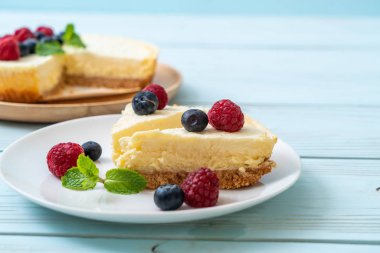 Ev yapımı cheesecake taze ahududu ve yaban mersini ile