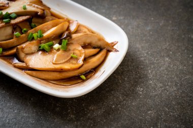 İstiridye soslu kızarmış kral istiridye mantarı. Sağlıklı, vejetaryen ya da vejetaryen yemek tarzı.