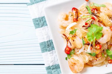 karides ve karidesli baharatlı pamelo salatası. Füzyon yiyecek tarzı.