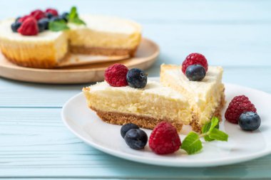 Ev yapımı cheesecake taze ahududu ve yaban mersini ile