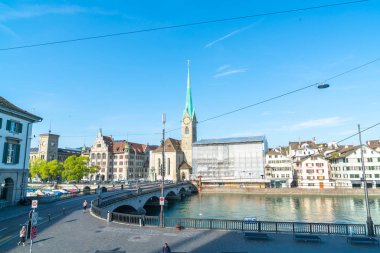 Zürih, İsviçre -23 Ağustos 2018 - manzara görünümü Lake Zurich (Zurichsee) ve Zürih Limmat Nehri üzerinde. İsviçre şehrin finans ve sigorta için küresel bir merkezidir.