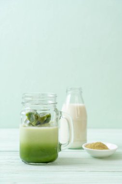 Matcha yeşil çay buzlu cam sütlü