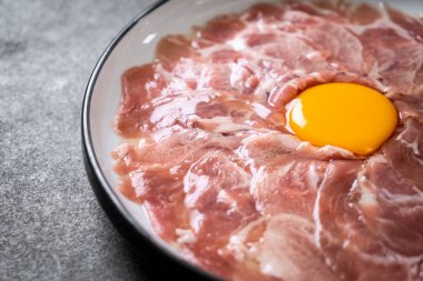 taze dilimlenmiş domuz ham yumurta pişirme veya shabu shabu ve sukiyaki yapma ile