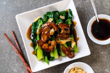 Sarımsaklı istiridye soslu kızarmış Hong Kong Kale heyecan